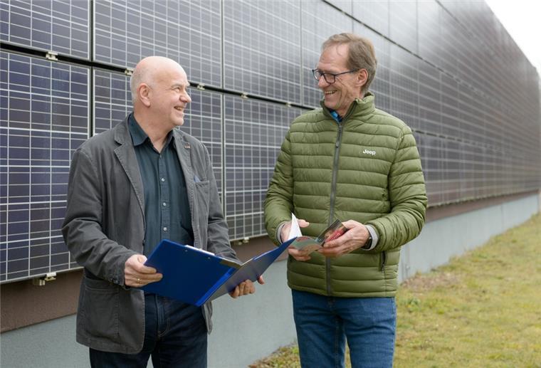 Der Solar-Lotse (links) im Beratungsgespräch