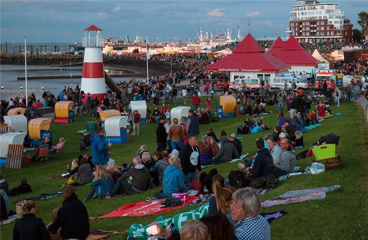 Cuxhaven: Sommerabend am Meer mit Live-Musik und Feuerwerk Der Sommerabend am Meer in der Cuxhavener Grimmershörnbucht bietet Musik auf mehreren Bühnen, Kinderprogramm und ein großes Höhenfeuerwerk.