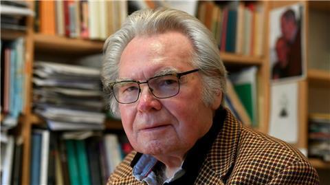Der Sozialphilosoph Oskar Negt, aufgenommen am 12.12.2017 in seinem Arbeitszimmer.