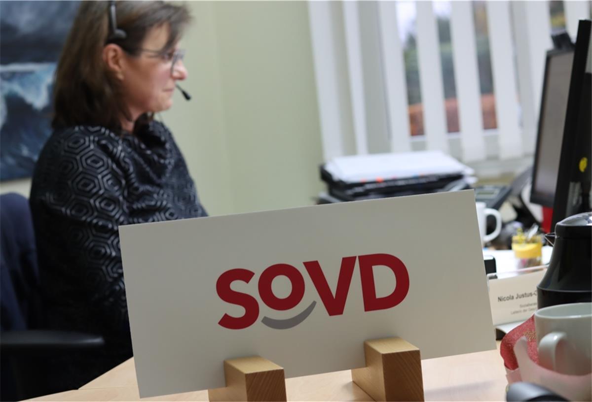 Sozialverband (SoVD): Starker Partner für die Schwachen Der Sozialverband Deutschland versteht sich als Anwalt der Schwachen. Im Beratungszentrum in Zeven arbeitet Sozialberaterin Nicola Justus-Glaßmeyer. Sie sagt: „Wir gehen richtig in die Vertretung wie ein Anwalt. Wir bieten viel mehr, als nur Formulare ausfüllen.“