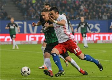 Der spätere Torschütze  Filip Kostic (rechts) im Zweikampf mit dem Augsburger Dominik Kohr. 
