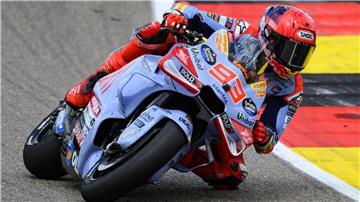 Der Spanier Marc Marquez auf seiner Maschine.