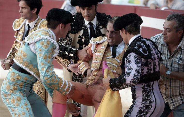 Tod beim Stierkampf: Bulle spießt Torero auf Der spanische Stierkämpfer Ivan Fandino ist von einem Stier aufgespießt worden. Er starb auf dem Weg ins Krankenhaus.