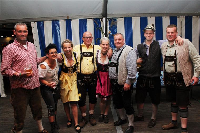 Der Spaß, sich beim Oktoberfest der Nordholzer Schützen mal bayrisch zu geben zu dürfen, steht den Gästen ins Gesicht geschrieben.  