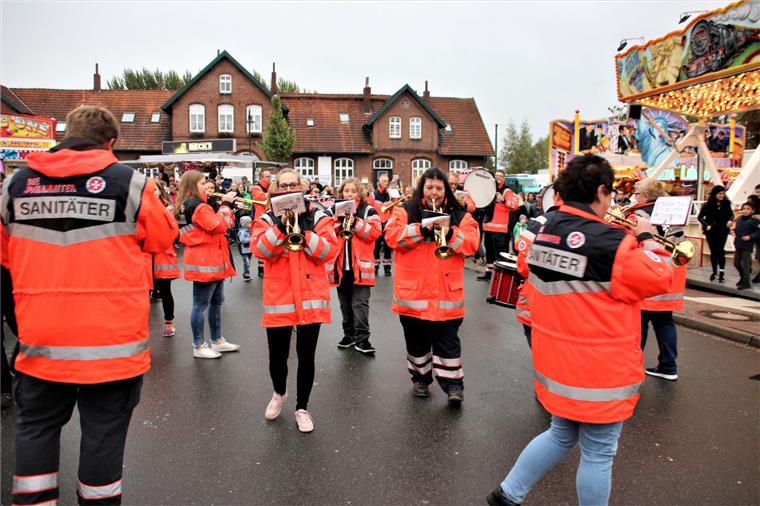 Premiere beim 885. Rodenkircher Markt: Flashmob vor dem Riesenrad Der Spielmannszug der Johanniter Unfallhilfe Stadland sorgte beim Rodenkircher Markt für den ersten Flashmob.