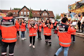 Der Spielmannszug der Johanniter Unfallhilfe Stadland sorgte beim Rodenkircher Markt für den ersten Flashmob.