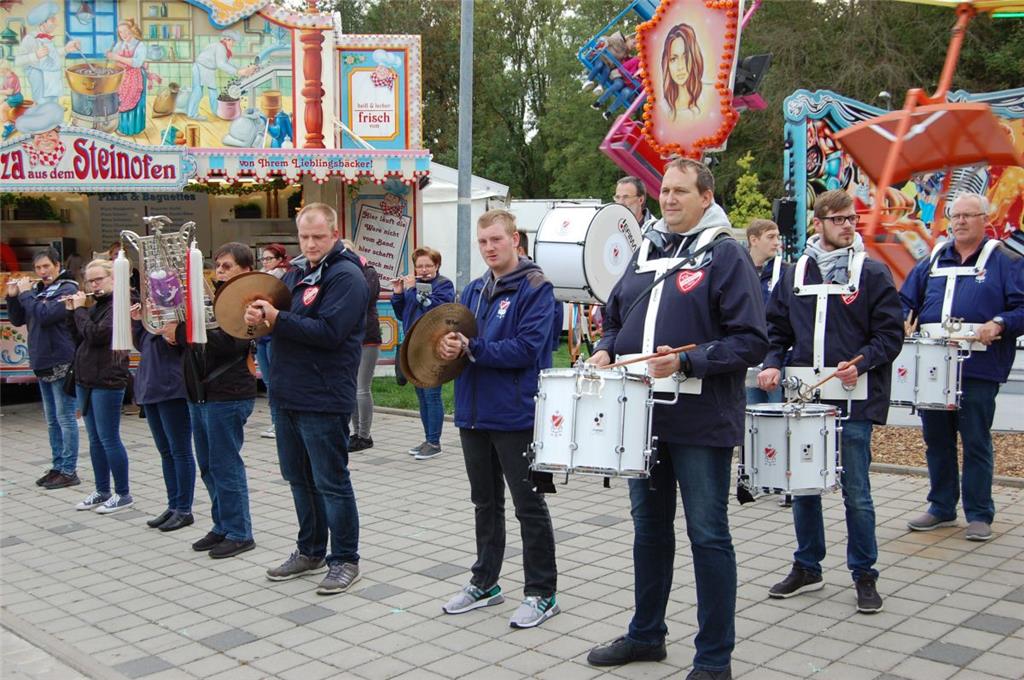 Der Spielmannzug des TV Loxstedt brachte bei der Eröffnung des Herbstmarktes ein...