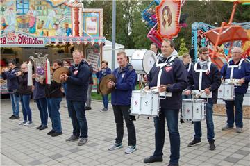 Der Spielmannzug des TV Loxstedt brachte bei der Eröffnung des Herbstmarktes ein...