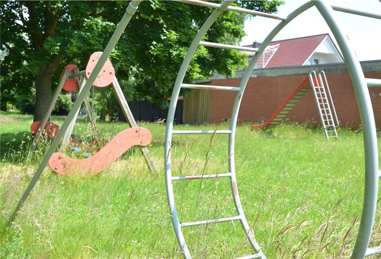 Zeven gibt zwei Spielplätze auf Der Spielplatz am Anemonenweg in Zeven sieht aus, als hätte dort schon Jahre kein Kind mehr gespielt. Die Stadt will ihn deshalb aufgeben. Gleichzeitig ist geplant, 75 000 Euro in andere Spielplätze zu stecken, um sie wieder attraktiv zu machen.