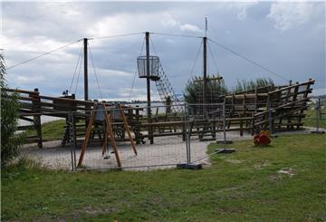 Der Spielplatz am beim Leuchtfeuer am Union-Pier ist derzeit gesperrt. Der Sand muss ausgetauscht werden, da am Samstag wegen eines technischen Defekts am Regenüberlaufbecken Mischwasser austrat.