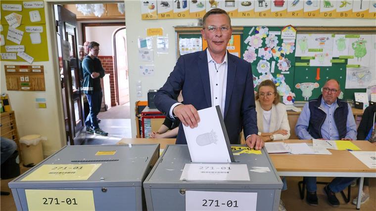 Der Spitzenkandidat der CDU für die Bürgerschaftswahl in Bremen, Frank Imhoff, gibt seine Stimme im Wahllokal in der Grundschule Bremen-Strom ab.