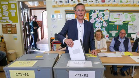 Der Spitzenkandidat der CDU für die Bürgerschaftswahl in Bremen, Frank Imhoff, gibt seine Stimme im Wahllokal in der Grundschule Bremen-Strom ab.