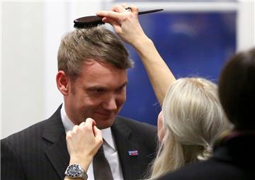 Der Spitzenkandidat der Partei Alternative für Deutschland (AfD), André Poggenburg, hübscht sich vor einem Fernsehinterview nochmal auf. Die AfD hat es auf Anhieb ins Parlament in Sachsen-Anhalt geschafft. 