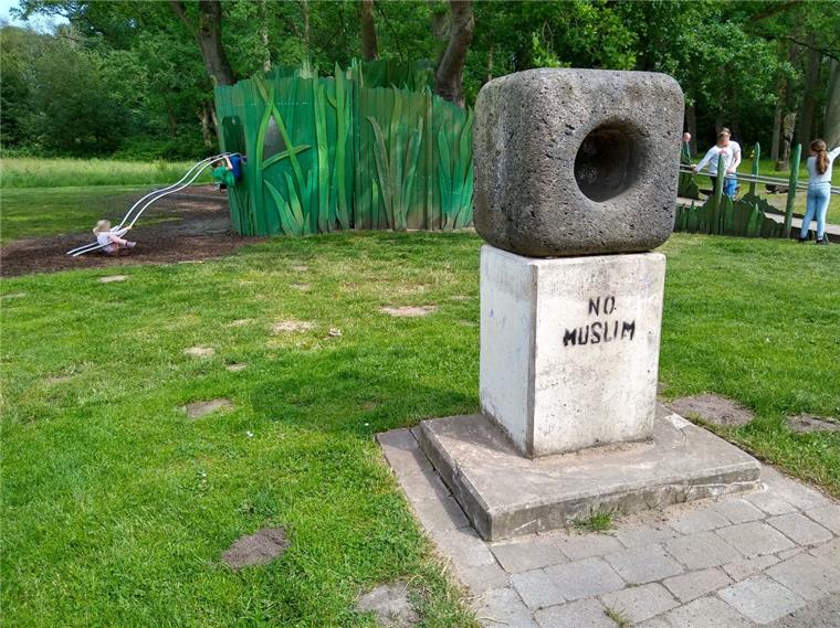 Der Spruch „No muslim“, der sich aus dem Englischen als „Muslime nicht willkommen“ übersetzen lässt, prangte an mehreren Stellen im Speckenbütteler Park. Unter anderem in schwarzer Schrift auf Steinen in der Nähe des Spielplatzes.