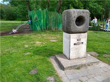 Der Spruch „No muslim“, der sich aus dem Englischen als „Muslime nicht willkommen“ übersetzen lässt, prangte an mehreren Stellen im Speckenbütteler Park. Unter anderem in schwarzer Schrift auf Steinen in der Nähe des Spielplatzes.