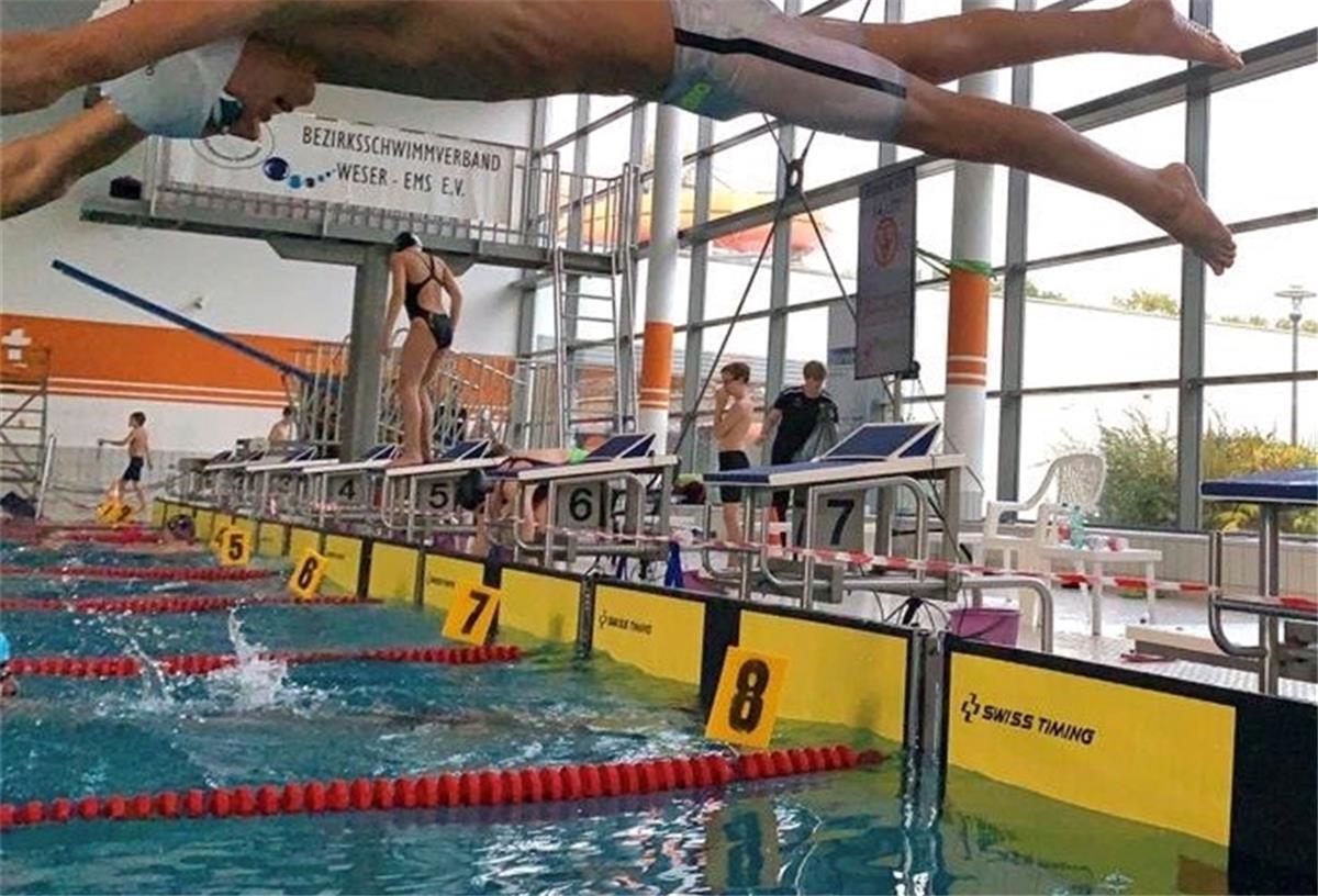Der Sprung ins kühle Nass bleibt den Schwimmerinnen und Schwimmern wie Kilian Rosenbohm derzeit wegen der Corona-Pandemie verwehrt.