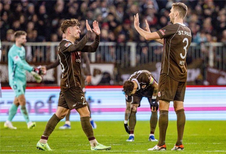 Der St. Pauli - hier mit Philipp Treu (links) und Karol Mets - will in Hamburg weiter die Nummer eins sein.