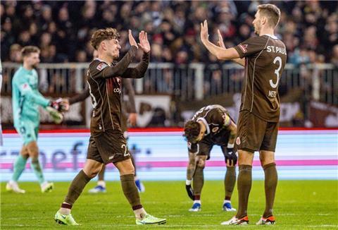 Der St. Pauli - hier mit Philipp Treu (links) und Karol Mets - will in Hamburg weiter die Nummer eins sein.