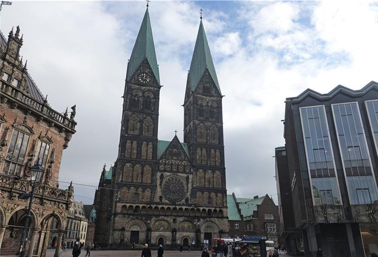 Der St.-Petri-Dom in Bremen, eingerahmt von Rathaus und Bremischer Bürgerschaft. 