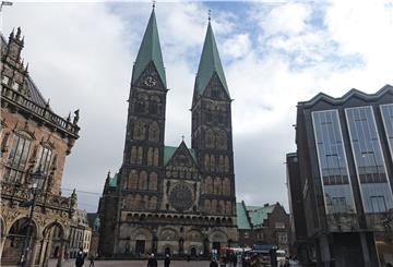 Der St.-Petri-Dom in Bremen, eingerahmt von Rathaus und Bremischer Bürgerschaft. 