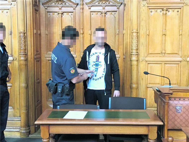 Bremerhaven: Prozess um Messerangriff in der Wülbernstraße Der Staatsanwalt wirft dem 32 Jahre alten Angeklagten aus Bremerhaven vor, dass er seinen Nebenbuhler töten wollte.