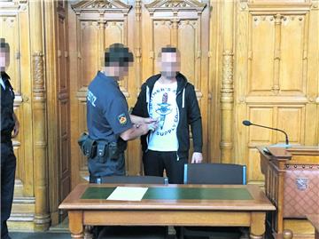 Der Staatsanwalt wirft dem 32 Jahre alten Angeklagten aus Bremerhaven vor, dass er seinen Nebenbuhler töten wollte.
