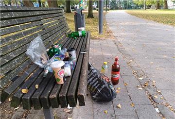 Eine zugemüllte Parkbank 