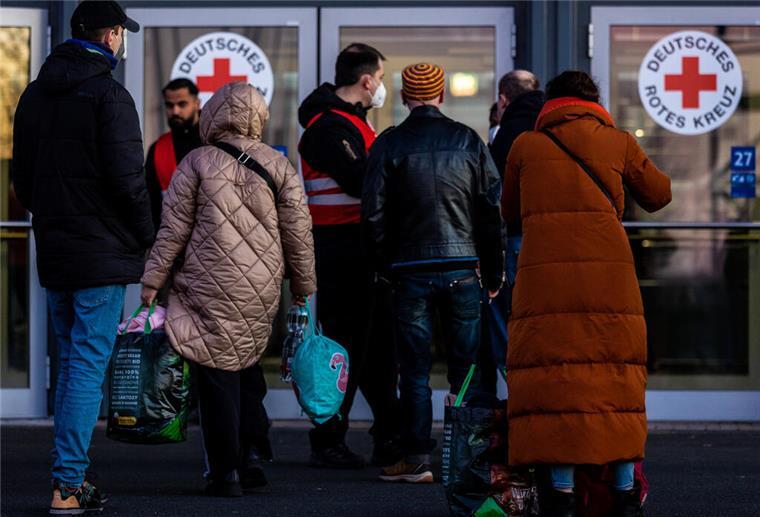 Menschen, die aus dem Krieg in der Ukraine geflohen sind, kommen am Messegelände in Hannover an.