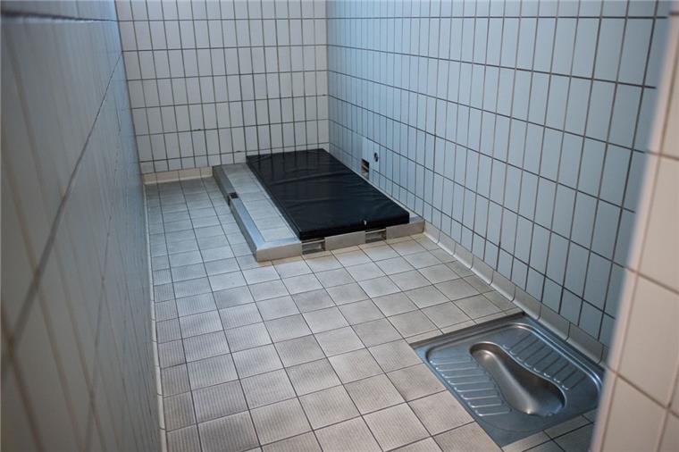Wette verloren? Betrunkener will freiwillig in den Knast Der stark betrunkene Mann durfte in einem Raum ausnüchtern.