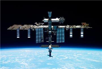 Dieses undatierte Bild von Roscosmos zeigt die Internationale Raumstation ISS. (zu dpa: «Rückhol-Mission für Astronauten auf ISS verzögert sich»)