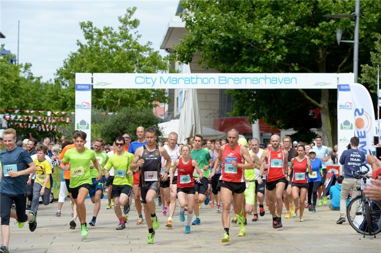 City-Marathon in Bremerhaven führt durch die Havenwelten Der Start-und-Zielbereich des City-Marathons liegt weiterhin vor der "Großen Kirche". Foto Schimanke-f