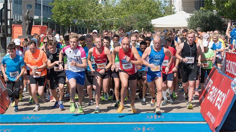 Der Start- und Zielbereich ist beim City-Marathon immer die „Bürger“ vor der Großen Kirche. In diesem Jahr gehen hier auch Auszubildende und die Teilnehmer der Klimahaus-Studentenbewegung auf die Strecke