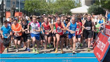 Der Start- und Zielbereich ist beim City-Marathon immer die „Bürger“ vor der Großen Kirche. In diesem Jahr gehen hier auch Auszubildende und die Teilnehmer der Klimahaus-Studentenbewegung auf die Strecke