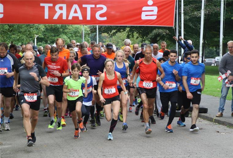 Läufer beim Start.