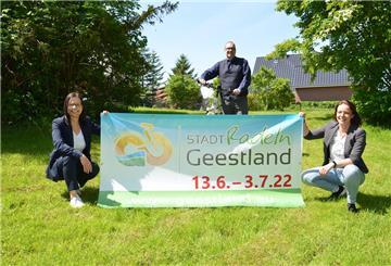 Der Startschuss fürs Stadtradeln in Geestland fällt am 13. Juni. Sonja Thomas (von links), Bürgermeister Thorsten Krüger und Dana Hebener hoffen wieder auf viele Teilnehmerinnen und Teilnehmer. Foto Stadt Geestland