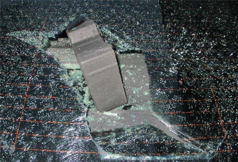 Pflasterstein in Autoscheibe