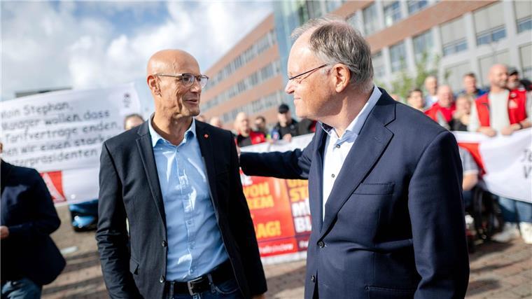 Der stellvertretende VW-Betriebsratsvorsitzende Herbert de Vries (l.) am Werk in Emden setzt im Streit um die Sparpläne beim Autobauer auf die Unterstützung von Niedersachsens Ministerpräsidenten und Aufsichtsratsmitglied Stephan Weil.