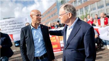 Der stellvertretende VW-Betriebsratsvorsitzende Herbert de Vries (l.) am Werk in Emden setzt im Streit um die Sparpläne beim Autobauer auf die Unterstützung von Niedersachsens Ministerpräsidenten und Aufsichtsratsmitglied Stephan Weil.