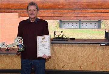 Der "Stille Star" Heino Eckhoff mit seiner Auszeichnung vom Deutschen Schützenbund auf dem modernen Kleinkaliber-Stand in Rhadereistedt vor elektronisch höhenverstellbaren Schießplätzen, die er maßgeblich mit konzipiert hat.