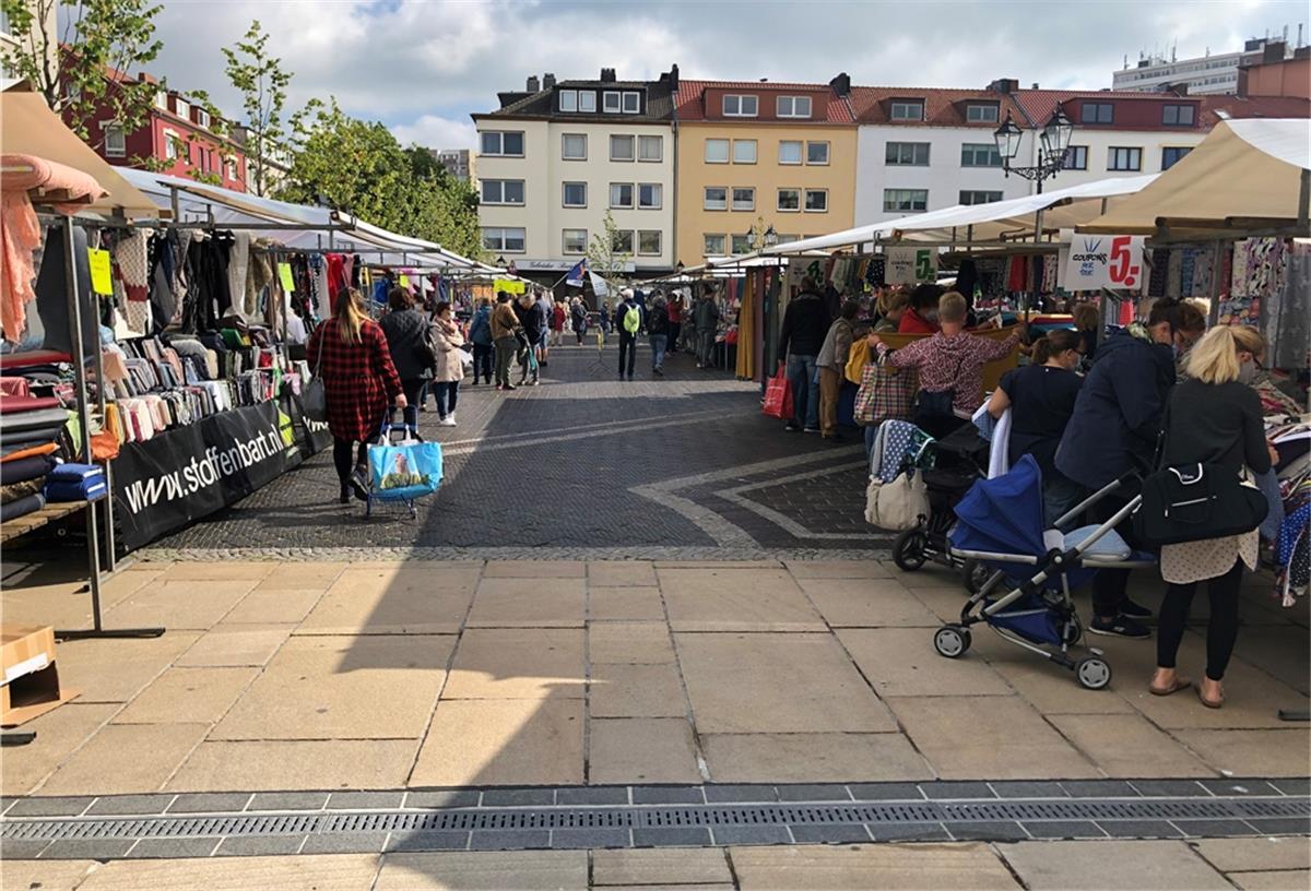Stände auf dem Stoffenmarkt Stoffencircus