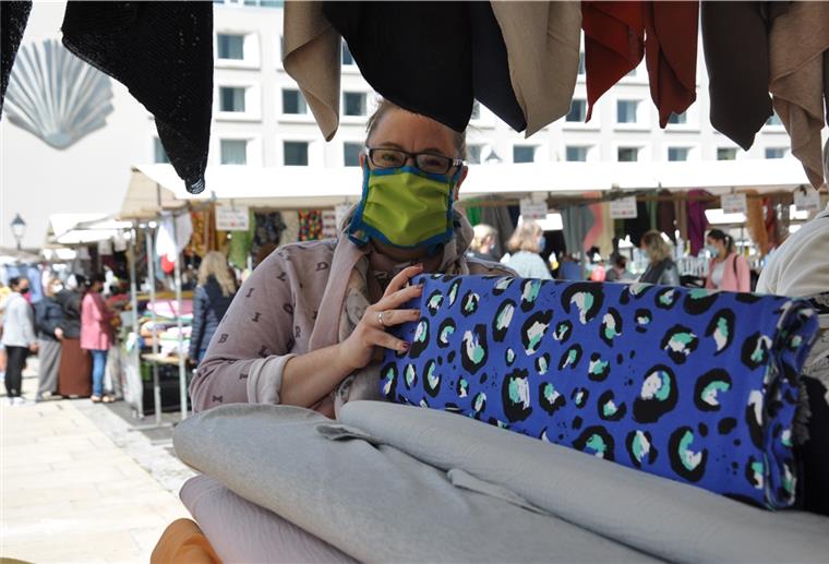 Der Stoffmarkt auf dem Theodor-Heuss-Platz zieht traditionell viele Nähfans aus der Region an.