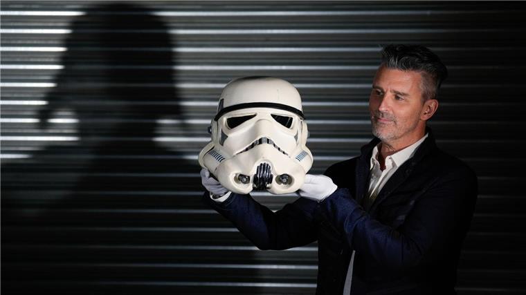 Der Stormtrooper-Helm ist eine von etwa 1.800 Filmrequisiten bei der Auktion.