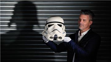 Der Stormtrooper-Helm ist eine von etwa 1.800 Filmrequisiten bei der Auktion.