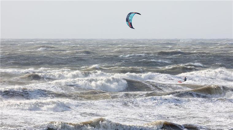 Deutlich erhöhte Wasserstände in Nordfriesland erwartet Der Strand von St. Peter-Ording: Am Dienstag werden an der nordfriesischen Küste deutlich erhöhte Wasserstände erwartet. (Archivbild)