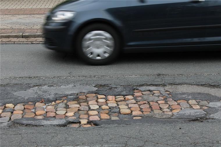 Der Straßenzug Auf dem Quabben/Scheeßeler Straße sollte bereits vor Jahren saniert werden. Im Herbst könnten die Aufträge für das Großprojekt nun ausgeschrieben werden. Da jedoch unklar ist, ob zwischen der Hoftohorn und der Gustav-Adolf-Straße ein zweiter Radweg gebaut werden sollte, gerät dieser Zeitplan möglicherweise in Gefahr.