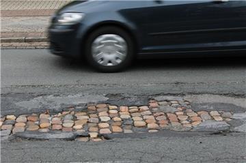 Der Straßenzug Auf dem Quabben/Scheeßeler Straße sollte bereits vor Jahren saniert werden. Im Herbst könnten die Aufträge für das Großprojekt nun ausgeschrieben werden. Da jedoch unklar ist, ob zwischen der Hoftohorn und der Gustav-Adolf-Straße ein zweiter Radweg gebaut werden sollte, gerät dieser Zeitplan möglicherweise in Gefahr.
