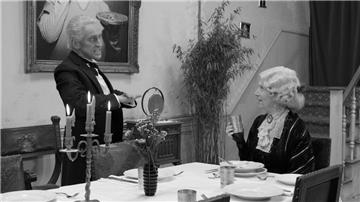 Der Streaming-Dienst Netflix sorgt mit seiner eigenen Version des TV-Klassikers "Dinner for one" derzeit für Lacher im Netz.