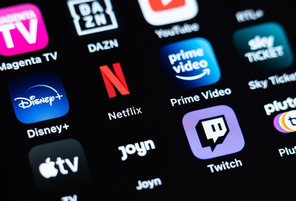 Streamingdienst vor Gericht: Sammelklage wegen Preiserhöhungen Verschiedene Streaming-Dienste, darunter Magenta TV, DAZN, YouTube, Disney+, Netflix, Prime Video, Sky Ticket, Aplle TV, Joyn, Twitch, sind auf dem Display eines iPhone SE zu sehen.