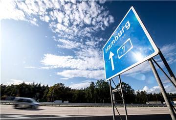 Autos fahren über die A7.