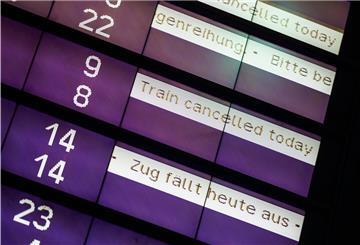 Eine Hinweistafel weist am frühen Morgen im Frankfurter Hauptbahnhof auf Züge hin, die an diesem Tag nicht fahren. 